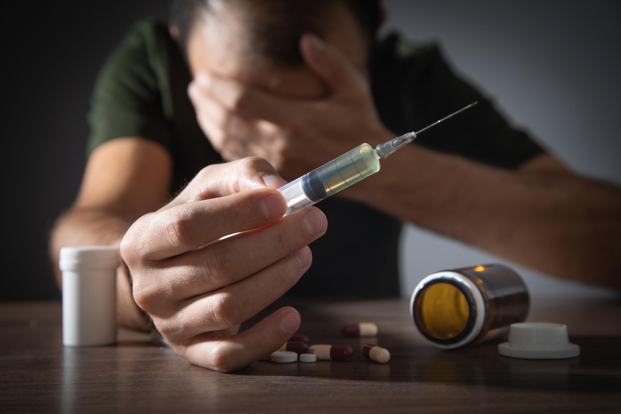 O que pode acontecer com o eixo hormonal após uso de anabolizantes sem supervisão?